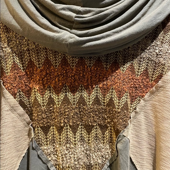 Pol hooded festival wear. Lightweight neutral colors - Picture 4 of 11